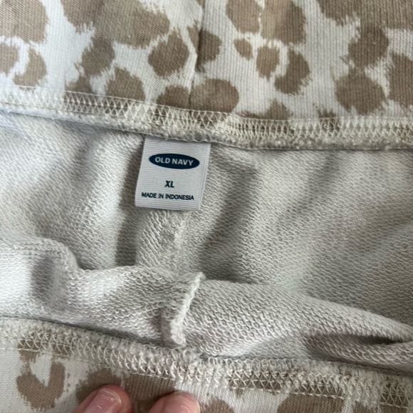 Old navy pocketed drawstring lounge shorts! - Picture 7 of 10